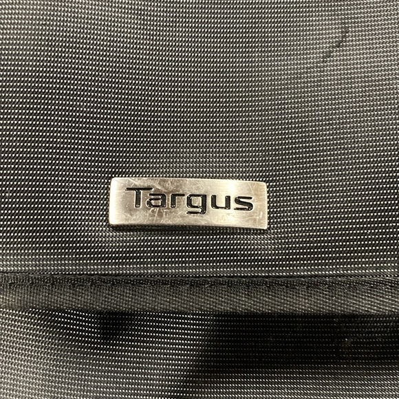 Targus briefcase black, over the shoulder,standing and laptop case! - Picture 5 of 5